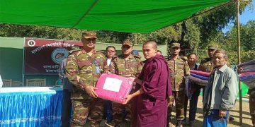 রাঙামাটিতে শীতার্তদের মাঝে সেনাবাহিনীর শীতবস্ত্র বিতরণ