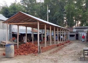 কুড়িগ্রামের চিলমারীতে রাতের আঁধারে হাট-বাজারের সরকারি রাস্তা দখল করে দোকান নির্মাণের অভিযোগ