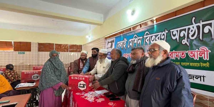 শিবগঞ্জ উপজেলা জামায়াতে ইসলামীর উদ্যোগে মহিলাদের মাঝে সেলাই মেশিন বিতরণ