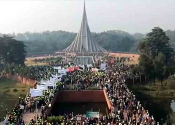 শ্রদ্ধা জানাতে জাতীয় স্মৃতিসৌধে সর্বস্তরের মানুষের ঢল
