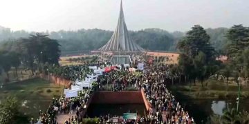 শ্রদ্ধা জানাতে জাতীয় স্মৃতিসৌধে সর্বস্তরের মানুষের ঢল