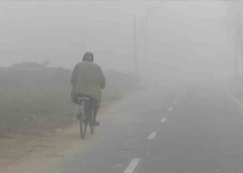 ঘন কুয়াশা, কনকনে ঠান্ডা আর হিমেল বাতাসে বিপর্যস্ত কুড়িগ্রামের জনজীবন