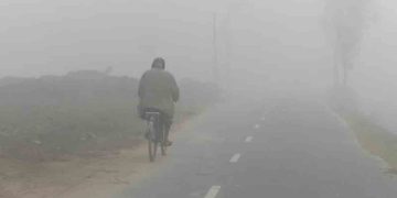 ঘন কুয়াশা, কনকনে ঠান্ডা আর হিমেল বাতাসে বিপর্যস্ত কুড়িগ্রামের জনজীবন