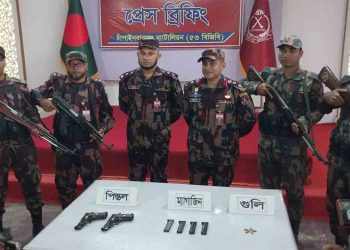 চাঁপাইনবাবগঞ্জ সীমান্ত হতে ২ টি বিদেশী পিস্তল, ৪ টি ম্যাগাজিন ও ৫ রাউন্ড গুলি জব্দ 