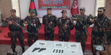 চাঁপাইনবাবগঞ্জ সীমান্ত হতে ২ টি বিদেশী পিস্তল, ৪ টি ম্যাগাজিন ও ৫ রাউন্ড গুলি জব্দ 