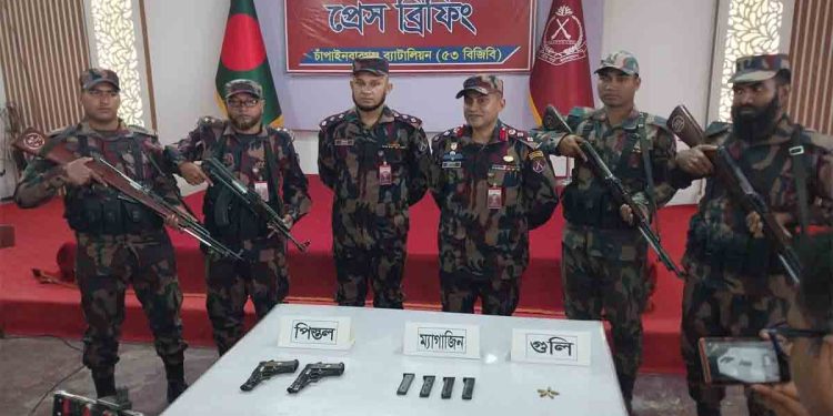 চাঁপাইনবাবগঞ্জ সীমান্ত হতে ২ টি বিদেশী পিস্তল, ৪ টি ম্যাগাজিন ও ৫ রাউন্ড গুলি জব্দ 