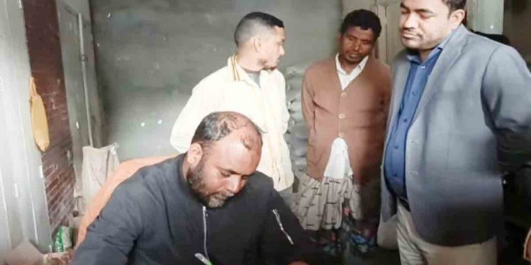 রাজশাহীর গোদাগাড়ীতে অতিরিক্ত দামে সার বিক্রি, ব্যবসায়ীকে ৩০ হাজার টাকা জরিমানা