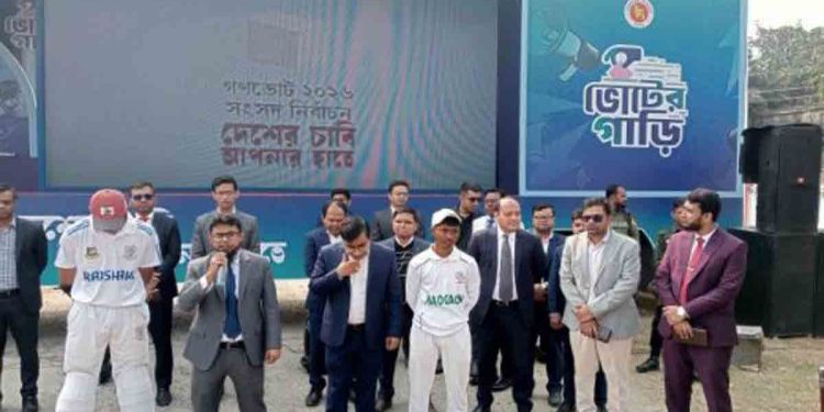 চাঁপাইনবাবগঞ্জে পৌঁছেছে জনসচেতনতা বাড়াতে ভ্রাম্যমাণ ভোটের গাড়ি