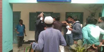 কুড়িগ্রামের রৌমারীতে ঘুষ নিয়ে সরকারি কর্মকর্তার সাথে ঘুষাঘুষি