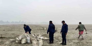 কুড়িগ্রামে ধরলা নদী থে‌কে অ‌বৈধ বালু উত্তোলন, ৩ ট্রলিচাল‌ককে কারাদণ্ড