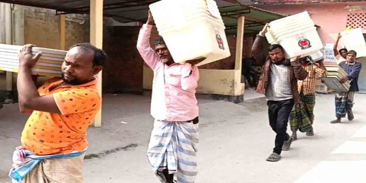 কুড়িগ্রাম জেলার ৭০৬ কেন্দ্রে নির্বাচনী সরঞ্জাম বিতরণ