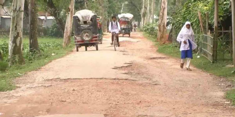 কুড়িগ্রামের নাগেশ্বরীতে সংস্কারের অভাবে সড়কের বেহাল দশা, আশ্বাসে আটকে মেরামত