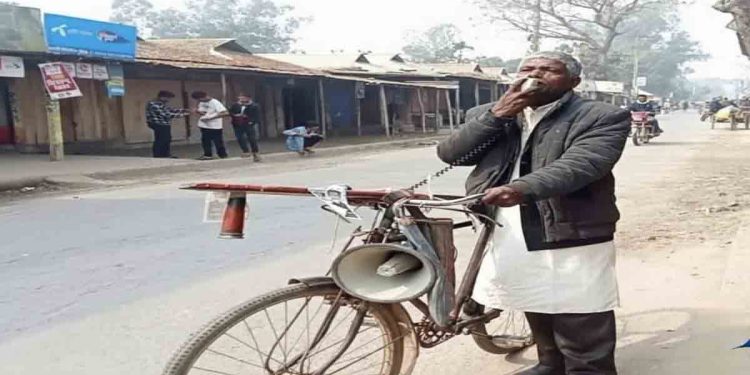 গাইবান্ধায় নির্বাচনী প্রচারণার অবলম্বন কেবল সাইকেল ও হ্যান্ডসাইড শিক্ষক আজিজার রহমানের