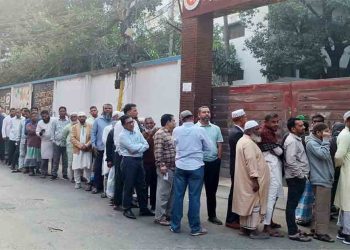 সারা দেশে উৎসবমুখর পরিবেশে চলছে ভোটগ্রহণ