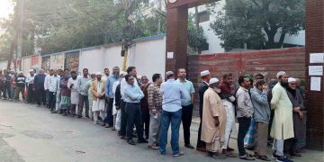 সারা দেশে উৎসবমুখর পরিবেশে চলছে ভোটগ্রহণ