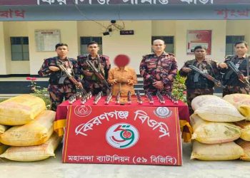 চাঁপাইনবাবগঞ্জ সীমান্তে অভিযানে হলুদ-মরিচের গুড়ার বস্তায় নেশাজাতীয় Eskuf DX সিরাপ জব্দ 