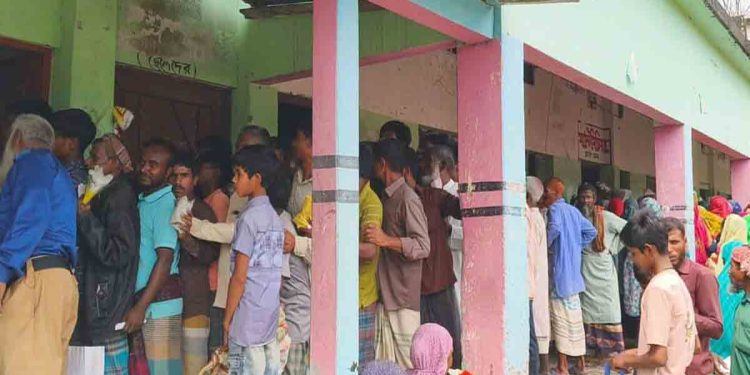 কুড়িগ্রামের পাইকেরছড়ায় ভিজিএফ চাল বিতরণে অনিয়মের অভিযোগ, বঞ্চিত উপকারভোগীরা