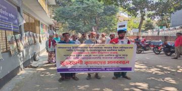 জোরপূর্বক বিলের পানি অপসারণ করায় অনিশ্চয়তায় ৬০০ বিঘা বোরো ধান, প্রতিবাদে কৃষকদের মানববন্ধন