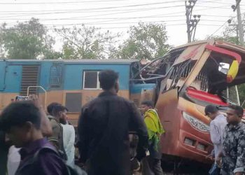 কুমিল্লায় বাসে ট্রেনের ধাক্কা, নিহত ১২