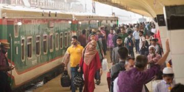 ঈদের দ্বিতীয় দিনেও ঢাকা ছাড়ছেন মানুষ