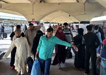 ঈদের ছুটি শেষে কর্মব্যস্ত ঢাকায় ফিরছে মানুষ