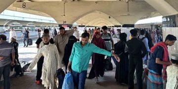 ঈদের ছুটি শেষে কর্মব্যস্ত ঢাকায় ফিরছে মানুষ