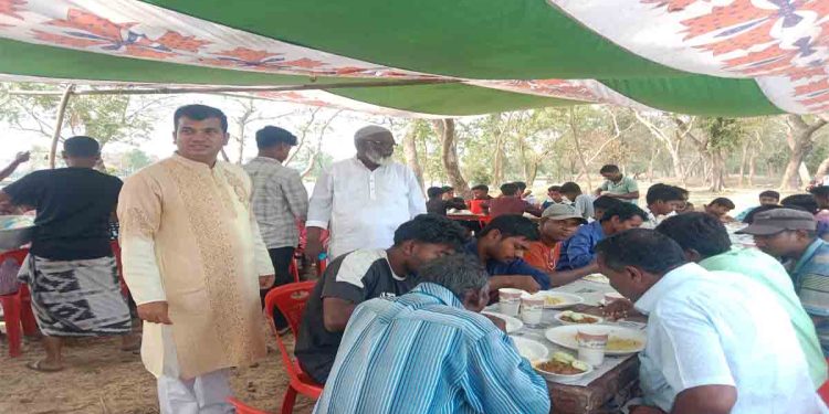 গোমস্তাপুরে সাবেক ইউপি সদস্য ইসমাইল হোসেনের আয়োজনে ঈদ পূর্ণমিলন অনুষ্ঠান 