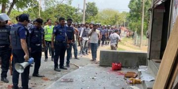 চাঁপাইনবাবগঞ্জে অর্ধশতাধিক ককটেল বিস্ফোরণ, অগ্নিসংযোগ ও লুট