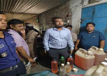 ২৭০ টাকা লিটার দরে অকটেন বিক্রি, ক্রেতা সেজে ধরল প্রশাসন