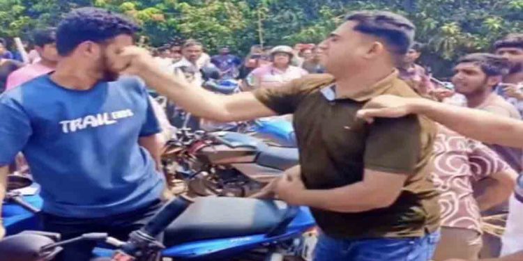 মুন্ডুমালা শাহিন ফিলিং স্টেশনে তেল নিতে আসা বাইক চালকদের যুবলীগ নেতার নেতৃত্বে মারপিট