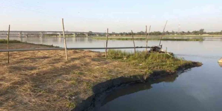 কুড়িগ্রামের ভূরুঙ্গামারীতে দুধকুমার নদে অবৈধ বালু উত্তোলন; ঝুঁকিতে সোনাহাট সেতু ও তীররক্ষা বাঁধ