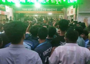 ঢামেকে ডাক্তারদের সঙ্গে শিক্ষার্থীদের সংঘর্ষ, বন্ধ জরুরি সেবা