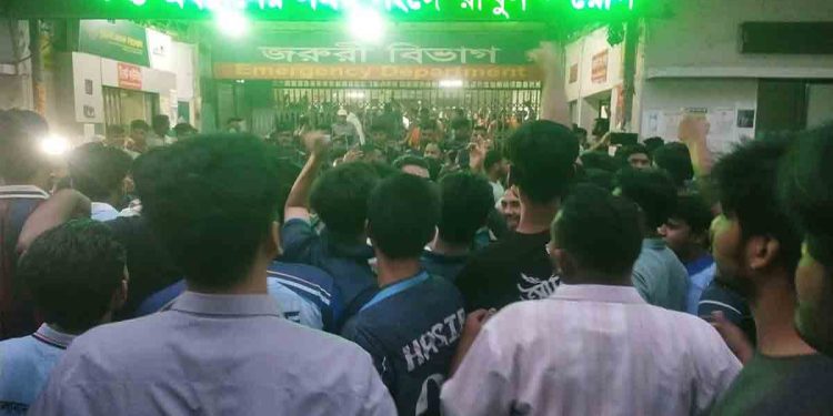 ঢামেকে ডাক্তারদের সঙ্গে শিক্ষার্থীদের সংঘর্ষ, বন্ধ জরুরি সেবা