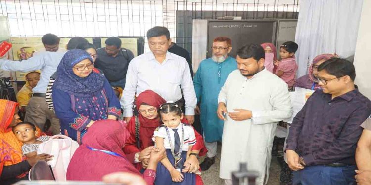 শিশুদের হাম-রুবেলা প্রতিরোধে রাসিকের টিকাদান ক্যাম্পেইন শুরু, উদ্বোধন করলেন রাসিক প্রশাসক