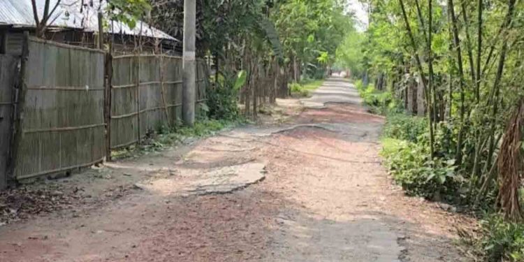 টেন্ডার পাশ হওয়ার পরেও কুড়িগ্রামের রাজারহাট-আনন্দবাজার সড়কের বেহাল দশা, চরম ভোগান্তিতে এলাকাবাসী