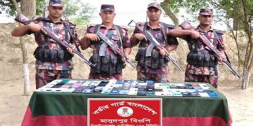চাঁপাইনবাবগঞ্জ সীমান্তে ৮৮টি ভারতীয় অবৈধ স্মার্টফোন জব্দ