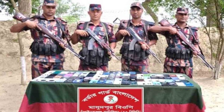 চাঁপাইনবাবগঞ্জ সীমান্তে ৮৮টি ভারতীয় অবৈধ স্মার্টফোন জব্দ
