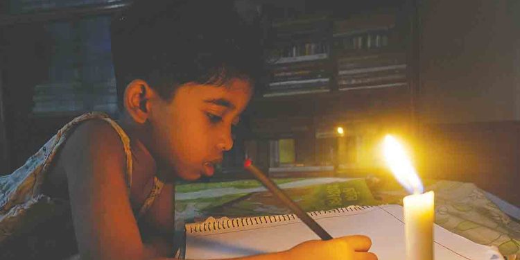 তীব্র গরমে লোডশেডিং: রাজশাহীর গোদাগাড়ীতে জনজীবন বিপর্যস্ত