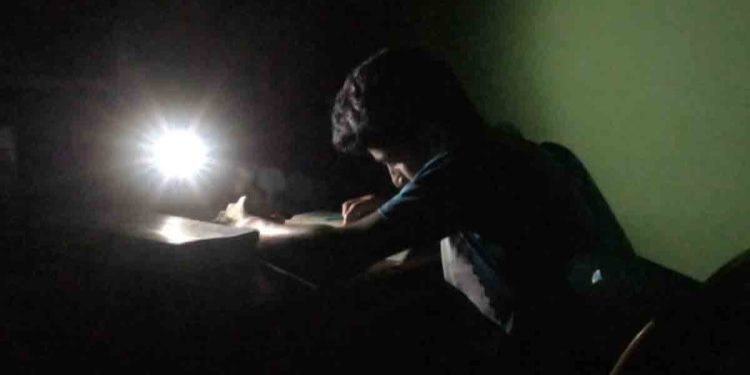 কুড়িগ্রামে ঘন্টায় ঘন্টায় লোডশেডিং, চরম বিপাকে এসএসসি পরীক্ষার্থী ও সাধারণ জনগণ 