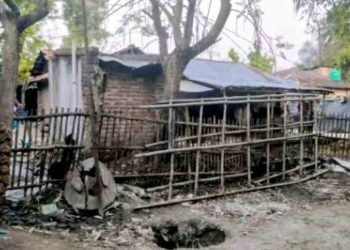 ভোলাহাটের ঝাউবনা গ্রামের একটি পরিবারের চলাচলের বন্ধ রাস্তা উন্মুক্ত করেছে উপজেলা প্রশাসন