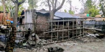 ভোলাহাটের ঝাউবনা গ্রামের একটি পরিবারের চলাচলের বন্ধ রাস্তা উন্মুক্ত করেছে উপজেলা প্রশাসন