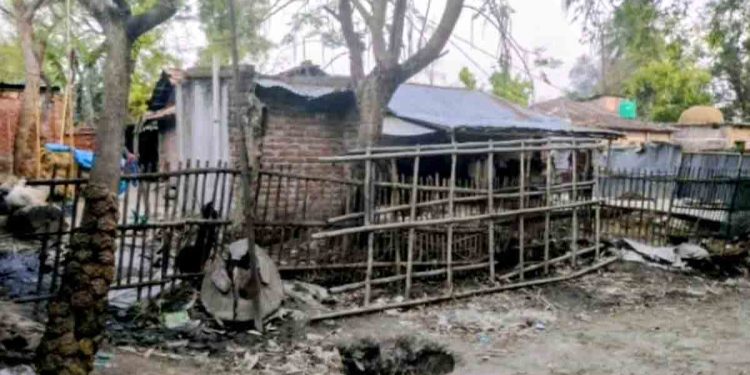 ভোলাহাটের ঝাউবনা গ্রামের একটি পরিবারের চলাচলের বন্ধ রাস্তা উন্মুক্ত করেছে উপজেলা প্রশাসন