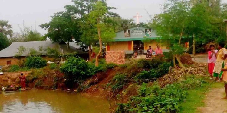গোদাগাড়ীতে আদিবাসী গ্রামের একমাত্র পানির উৎস পুকুর লিজ দেওয়ায় বিপাকে ৭০-৮০ পরিবার
