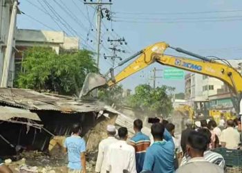 গোদাগাড়ীতে ওয়াসার পাইপলাইন স্থাপনে অবৈধ স্থাপনা উচ্ছেদ অভিযান