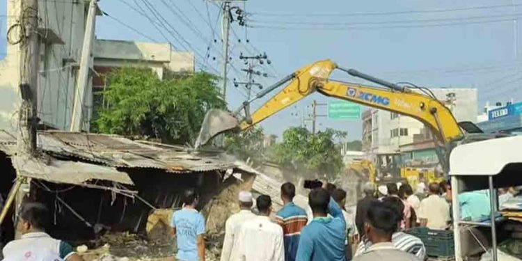 গোদাগাড়ীতে ওয়াসার পাইপলাইন স্থাপনে অবৈধ স্থাপনা উচ্ছেদ অভিযান
