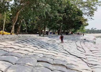 তিস্তা তীর সংরক্ষণ প্রকল্পে অনিয়মের অভিযোগ: সাইনবোর্ডহীন কাজে ‘পুকুর চুরি’, নিম্নমানের জিও ব্যাগে ক্ষোভ
