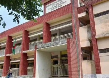 কুড়িগ্রামের ফুলবাড়ীতে এক সরকারি প্রাথমিক বিদ্যালয়ে ৫ শিক্ষার্থীর জন্য ৩ শিক্ষক
