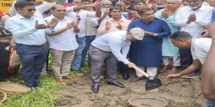 শিবগঞ্জ উপজেলার ভোইসগাড়ায় আনুষ্ঠানিকভাবে খাল পুনঃখনন কাজের উদ্বোধন