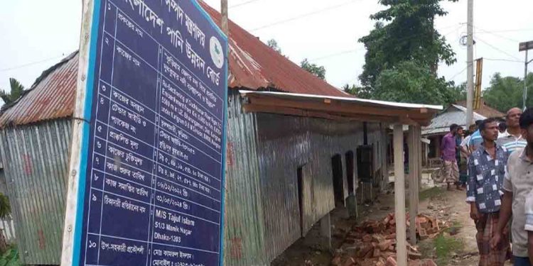 কুড়িগ্রামে পাউবোর জমি দখল করে ঘর নির্মাণ