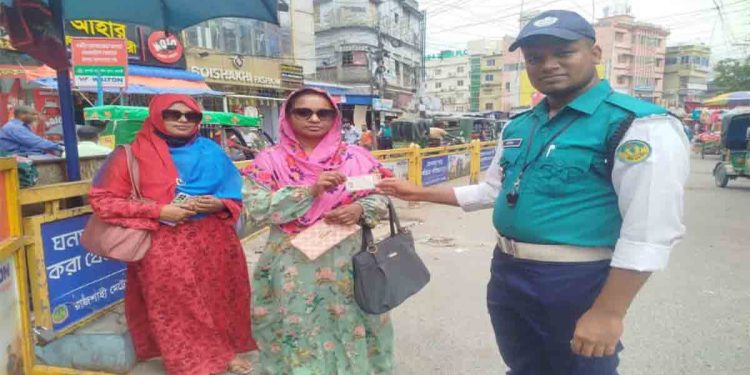 রাজশাহী মহানগরীতে ট্রাফিক কনস্টেবলের বদান্যতায় হারানো ব্যাগ ফিরে পেলেন প্রকৃত মালিক
